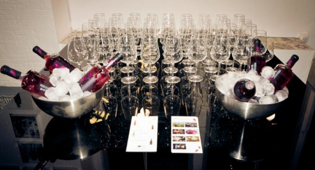 copas de vino en una mesa